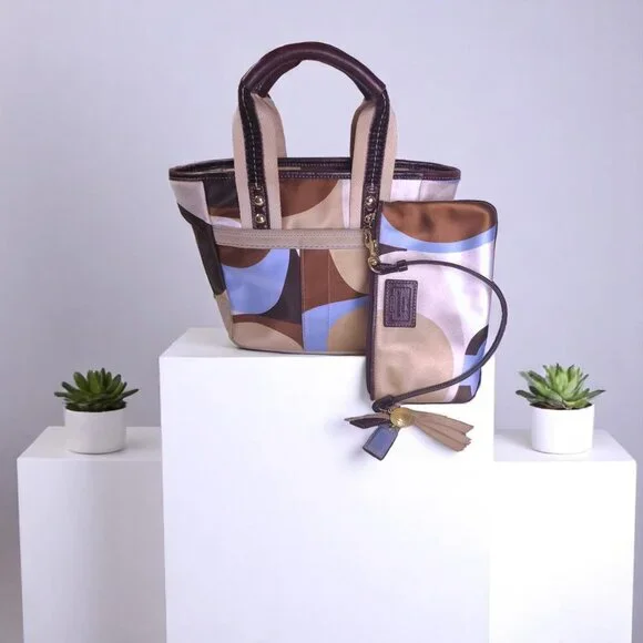 Vintage COACH Hamptons Bag in Scarf Print and matching Wristlet Set - Picture 2 of 15